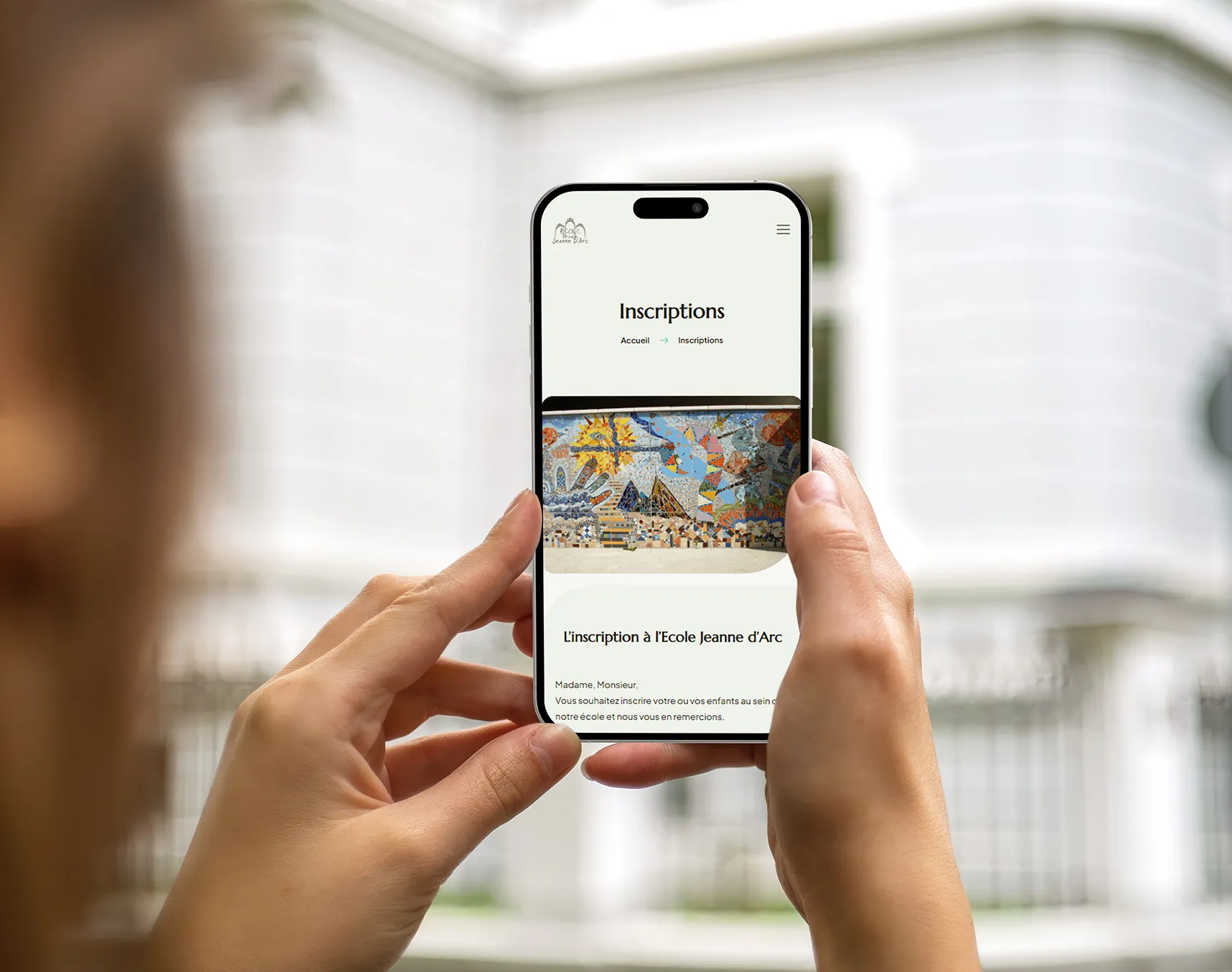 Le site de l'école Jeanne d'Arc de Pélissanne, affiché sur un téléphone